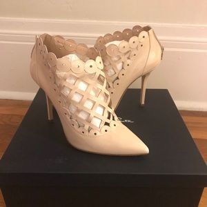 Size 39 Oscar de la Renta nude patent leather